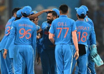 வாட் எ பவுலிங்! இந்திய அணியை காக்கும் சாமியாக முகமது ஷமி