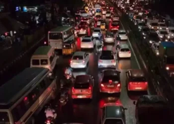 Chennai Rain: சென்னையில் கொட்டித் தீர்க்கும் மழை! சொந்த ஊர் செல்லும் பயணிகள் கடும் அவதி!