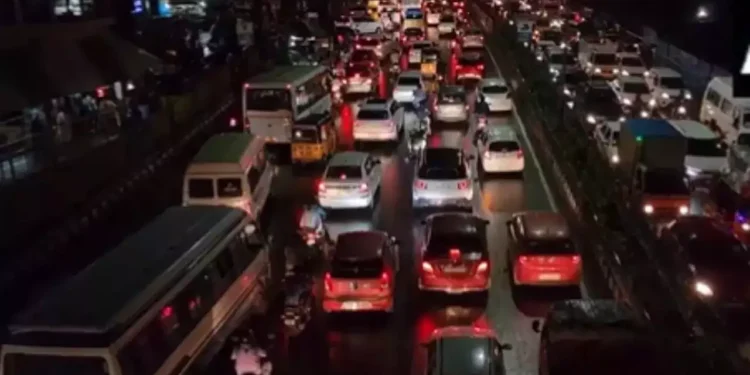 Chennai Rain: சென்னையில் கொட்டித் தீர்க்கும் மழை! சொந்த ஊர் செல்லும் பயணிகள் கடும் அவதி!