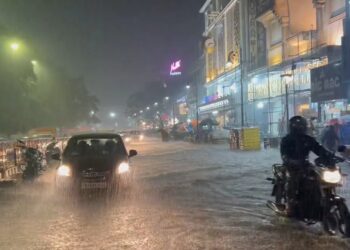 தொடர்ந்து பெய்யும் மழை! சாலைகளில் தேங்கும் மழைநீர்! சென்னைவாசிகள் கடும் அவதி