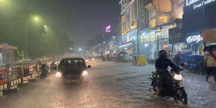 தொடர்ந்து பெய்யும் மழை! சாலைகளில் தேங்கும் மழைநீர்! சென்னைவாசிகள் கடும் அவதி