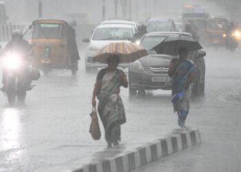 Cyclone Michaung: தண்ணீர் நகரமாக மாறும் தலைநகரம்! சென்னையில் விடாமல் பெய்யும் மழை!