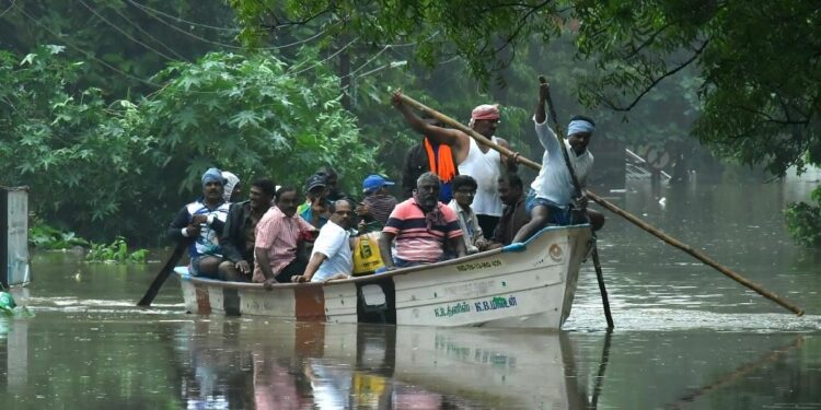 டிசம்பரில் தத்தளிக்கும் தமிழ்நாடு! தண்ணீரில் மிதக்கும் நெல்லை! மக்கள் அவதி