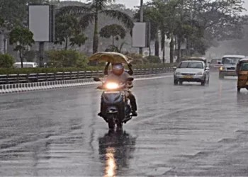 Chennai Rains: “நள்ளிரவு முதல் நாளை மாலை வரை” சென்னைவாசிகளை மீண்டும் மிரட்ட வரும் மழை!