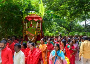 Thaipoosam: தைப்பூசம்! லிங்கபைரவிக்கு முளைப்பாரி அர்ப்பணம் – நூற்றுக்கணக்கான பெண்கள் பாத யாத்திரை