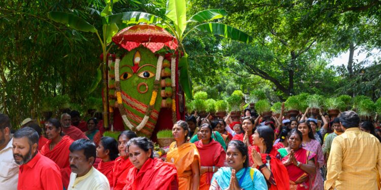 Thaipoosam: தைப்பூசம்! லிங்கபைரவிக்கு முளைப்பாரி அர்ப்பணம் – நூற்றுக்கணக்கான பெண்கள் பாத யாத்திரை