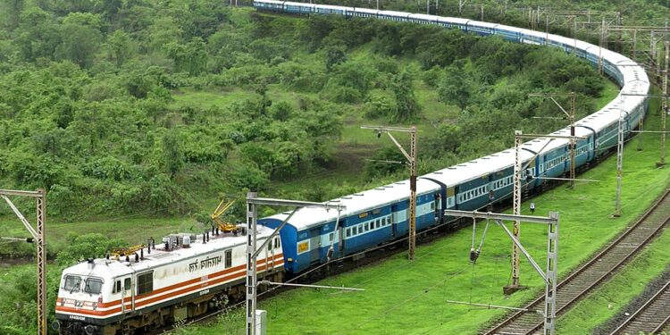 Pongal Trains: பொங்கலுக்கு ஊருக்கு போறீங்களா? சிறப்பு ரயில் விட்ருக்காங்க மக்களே!