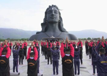 Isha: ஈஷாவில் களைகட்டிய உலக யோகா தின விழா! CRPF வீரர்கள் பங்கேற்பு!