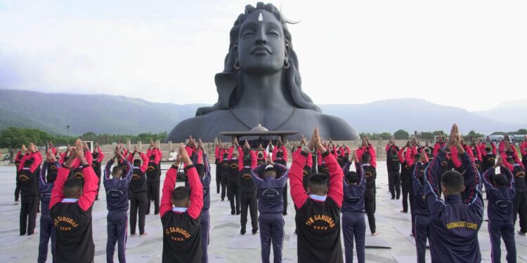 Isha: ஈஷாவில் களைகட்டிய உலக யோகா தின விழா! CRPF வீரர்கள் பங்கேற்பு!