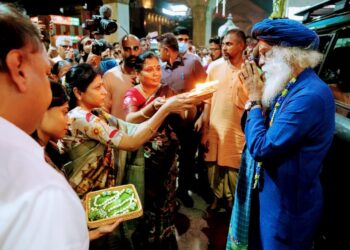 Isha: தமிழகம் வந்தார் சத்குரு! வழிநெடுக வரவேற்ற ஆயிரக்கணக்கான மக்கள்!