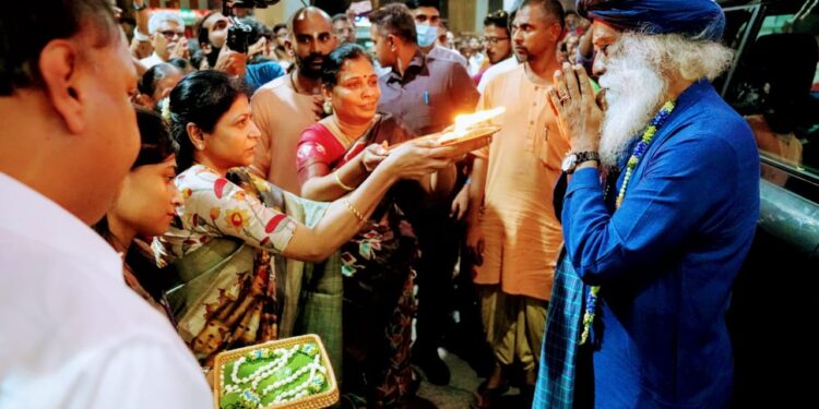 Isha: தமிழகம் வந்தார் சத்குரு! வழிநெடுக வரவேற்ற ஆயிரக்கணக்கான மக்கள்!