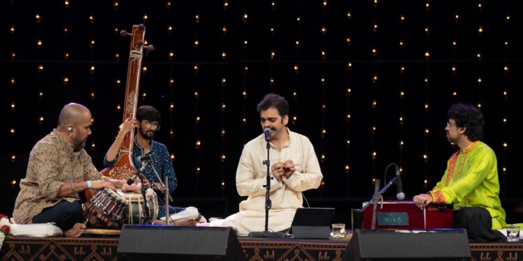 Isha: ஈஷாவில் ‘யக்‌ஷா’ திருவிழா: இந்துஸ்தானி இசையால்  பரவசப்படுத்திய ராகுல் தேஷ்பாண்டே