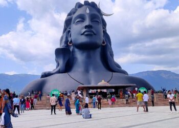 Isha: தமிழ் கற்றுத்தரும் ஈஷா; ஆர்வமுடன் கற்கும் வெளிநாட்டு மக்கள்