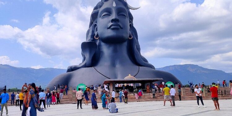 Isha: தமிழ் கற்றுத்தரும் ஈஷா; ஆர்வமுடன் கற்கும் வெளிநாட்டு மக்கள்