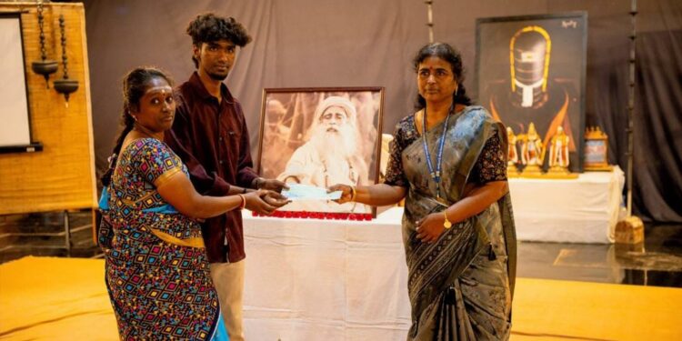 Isha: பழங்குடி கிராம மாணவர்களின் கல்வி கனவுகளை நனவாக்கும் ஈஷா!