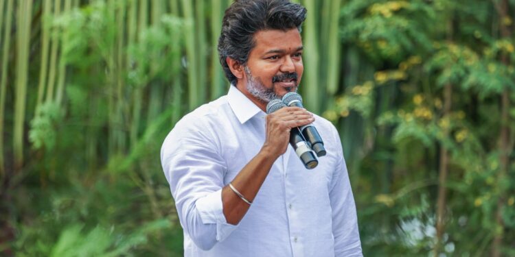 TVK Vijay: கரூரில் எட்டிக்கூட பார்க்காத தவெக.. நெருக்கடியை சமாளிக்கத் தெரியாதவரா விஜய்?