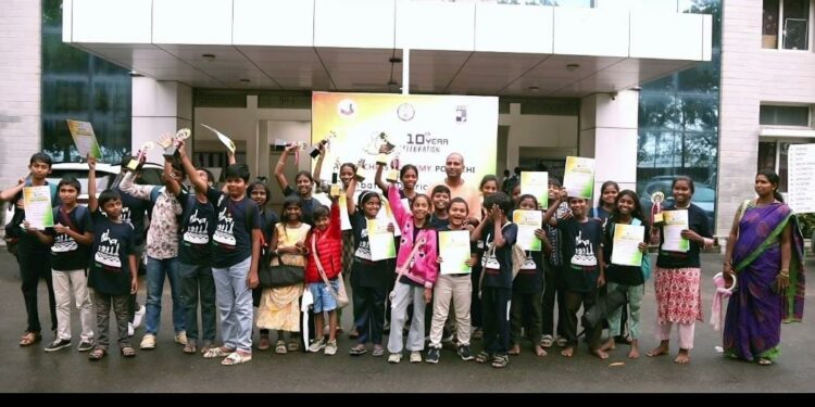 Isha: ஈஷா பயிற்சியால் கிராமப்புற மாணவர்கள் செஸ் போட்டியில் வெற்றி